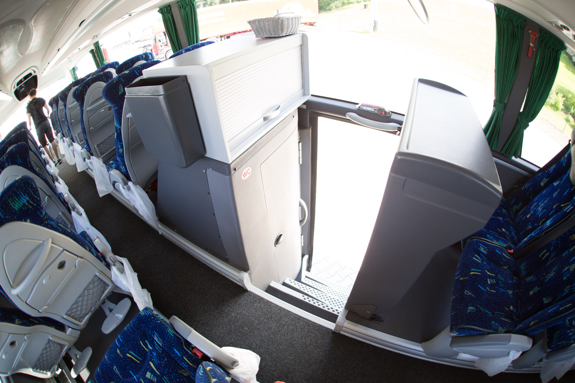 Vstupní prostor autobusu s toaletou a kokpitem